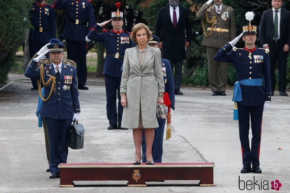 La Reina Sofía presidiendo la jura de bandera de personal civil en el Acuartelamiento de la Guardia Real