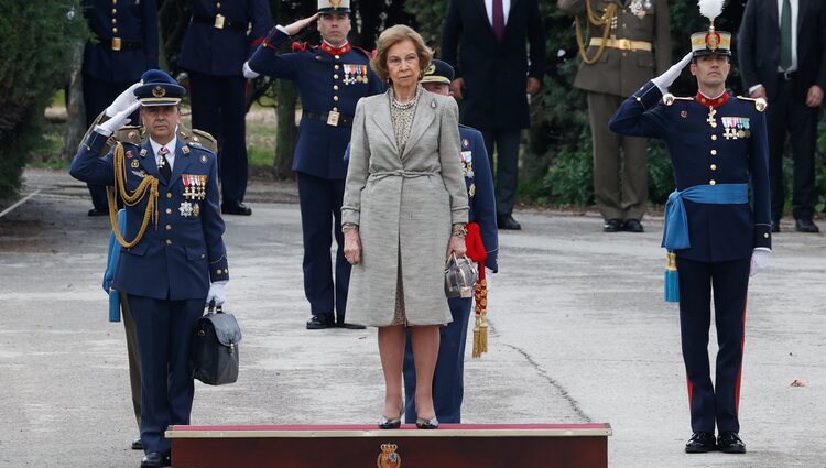 La Reina Sofía presidiendo la jura de bandera de personal civil en el Acuartelamiento de la Guardia Real