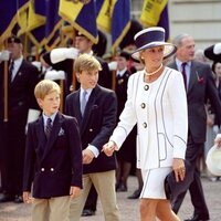 Lady Di con el Príncipe Guillermo y el Príncipe Harry en un acto