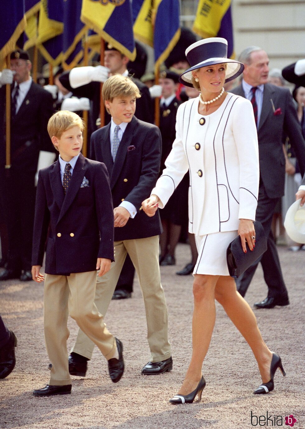 Lady Di con el Príncipe Guillermo y el Príncipe Harry en un acto