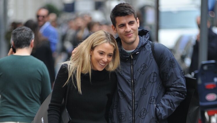 Alice Campello y Álvaro Morata paseando por Milán