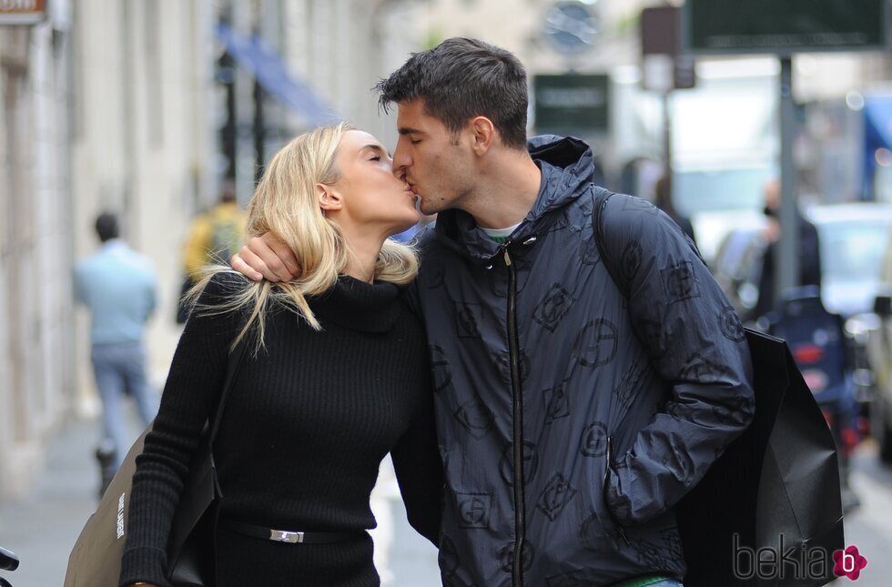 Álvaro Morata y Alice Campello paseando por Milán