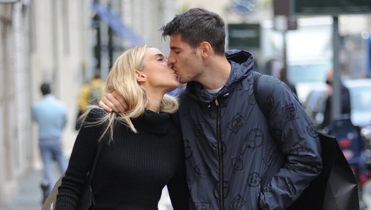 Álvaro Morata y Alice Campello paseando por Milán