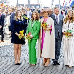 Guillermo Alejandro y Máxima de Holanda con sus hijas en el Día del Rey 2022