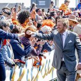 Guillermo Alejandro de Holanda saludando a la ciudadanía en el Día del Rey 2022 en Maastricht