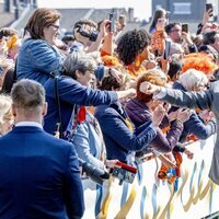 Guillermo Alejandro de Holanda saludando a la ciudadanía en el Día del Rey 2022 en Maastricht