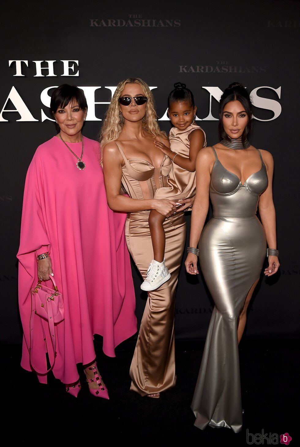 Kris Jenner, Khloé, True Thompson y Kim Kardashian en la premiere de 'The Kardashians'