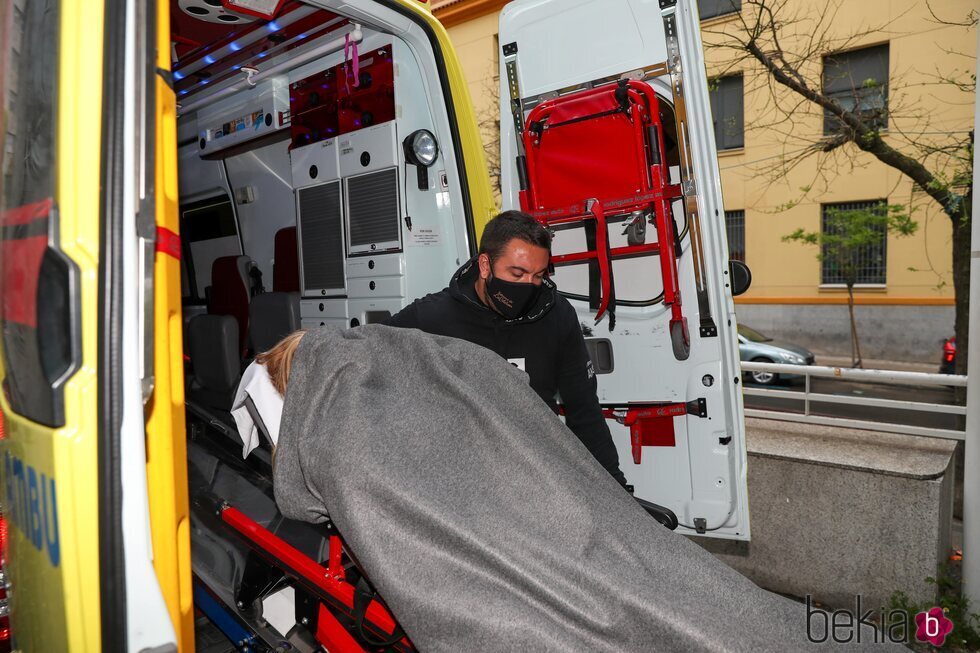 Belén Esteban montando en la ambulancia antes de ser operada