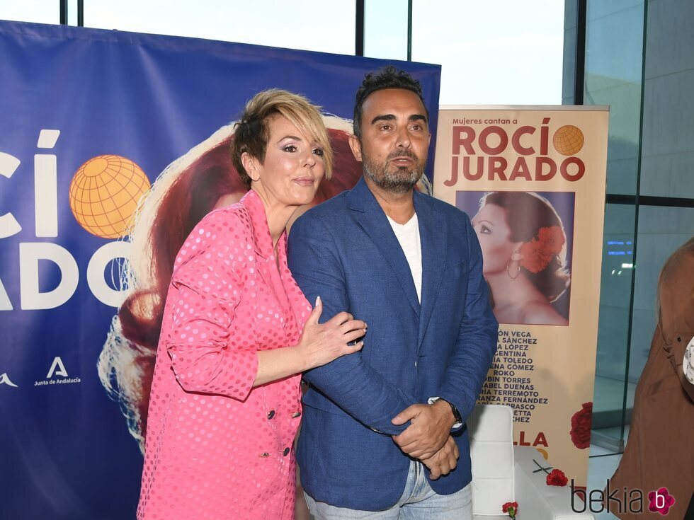 Rocío Carrasco y Fidel Albiac en la presentación del concierto 'Mujeres cantan a Rocío Jurado' en Sevilla