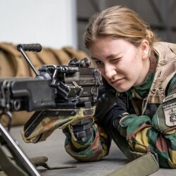 Isabel de Bélgica con una ametralladora en unas prácticas militares en Leopoldsburg