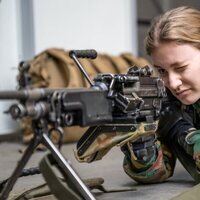 Isabel de Bélgica con una ametralladora en unas prácticas militares en Leopoldsburg