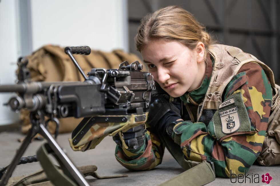 Isabel de Bélgica con una ametralladora en unas prácticas militares en Leopoldsburg