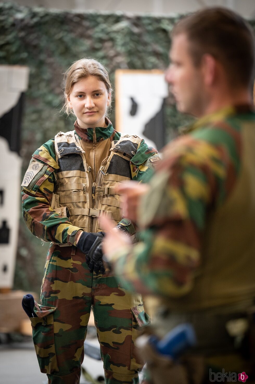 Isabel de Bélgica con uniforme militar en unas prácticas miliares en Leopoldsburg