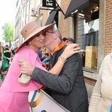 Máxima de Holanda recibe el beso de un ciudadano en presencia de Amalia de Holanda en el Día del Rey 2022