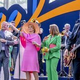 Guillermo Alejandro y Máxima de Holanda y sus hijas Alexia y Ariane de Holanda bailando en el Día del Rey 2022