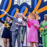 Guillermo Alejandro y Máxima de Holanda y sus hijas Alexia y Ariane de Holanda bailando en el Día del Rey 2022