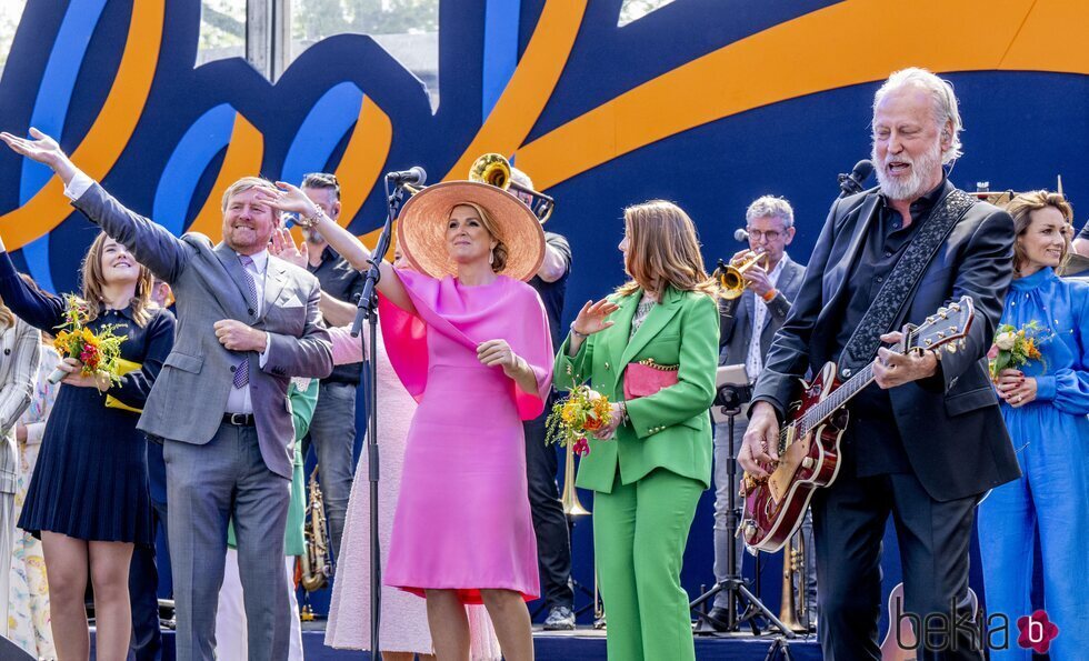 Guillermo Alejandro y Máxima de Holanda y sus hijas Alexia y Ariane de Holanda bailando en el Día del Rey 2022