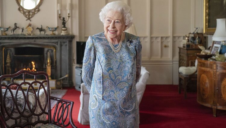 La Reina Isabel en su primera audiencia en Windsor Castle tras celebrar su 96 cumpleaños