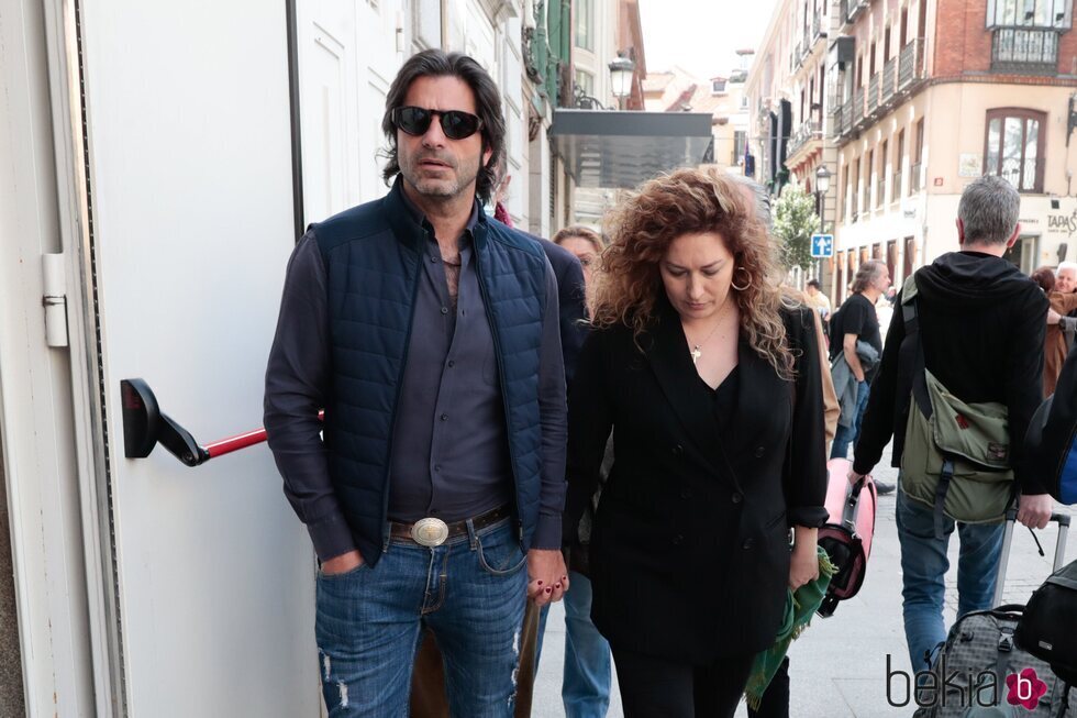 Javier Conde y Estrella Morente en la capilla ardiente de Juan Diego