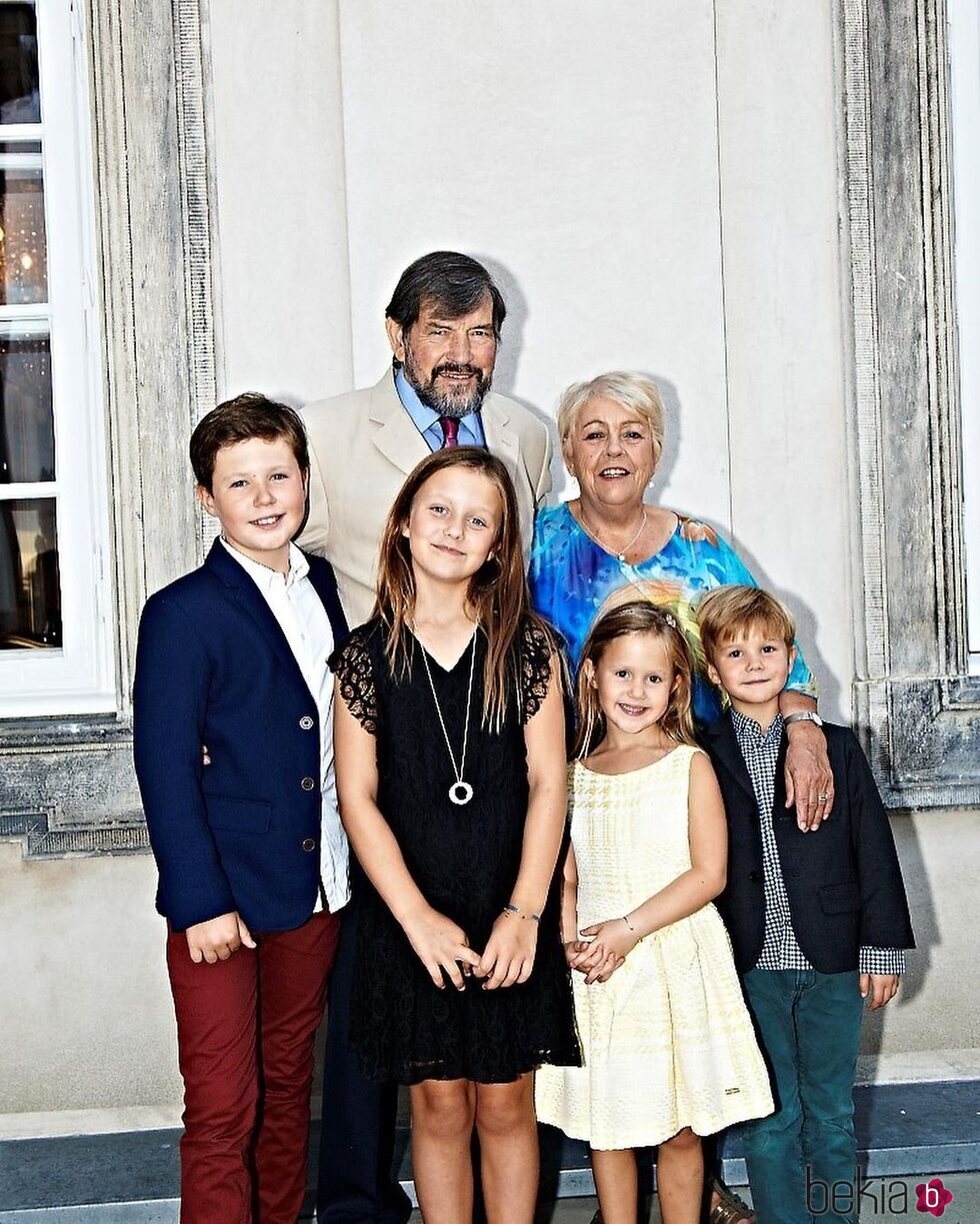 Christian, Isabel, Vicente y Josefina de Dinamarca con su abuelo materno y su esposa