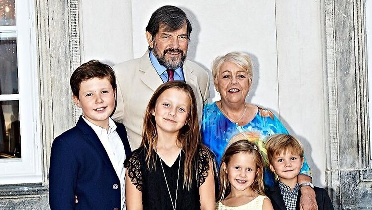 Christian, Isabel, Vicente y Josefina de Dinamarca con su abuelo materno y su esposa