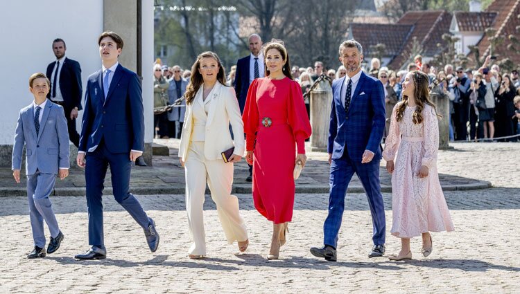 Federico y Mary de Dinamarca con sus hijos a su llegada a la Confirmación de Isabel de Dinamarca