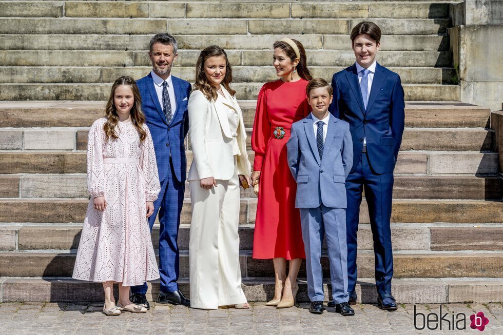 Federico y Mary de Dinamarca con sus cuatro hijos en la Confirmación de Isabel de Dinamarca