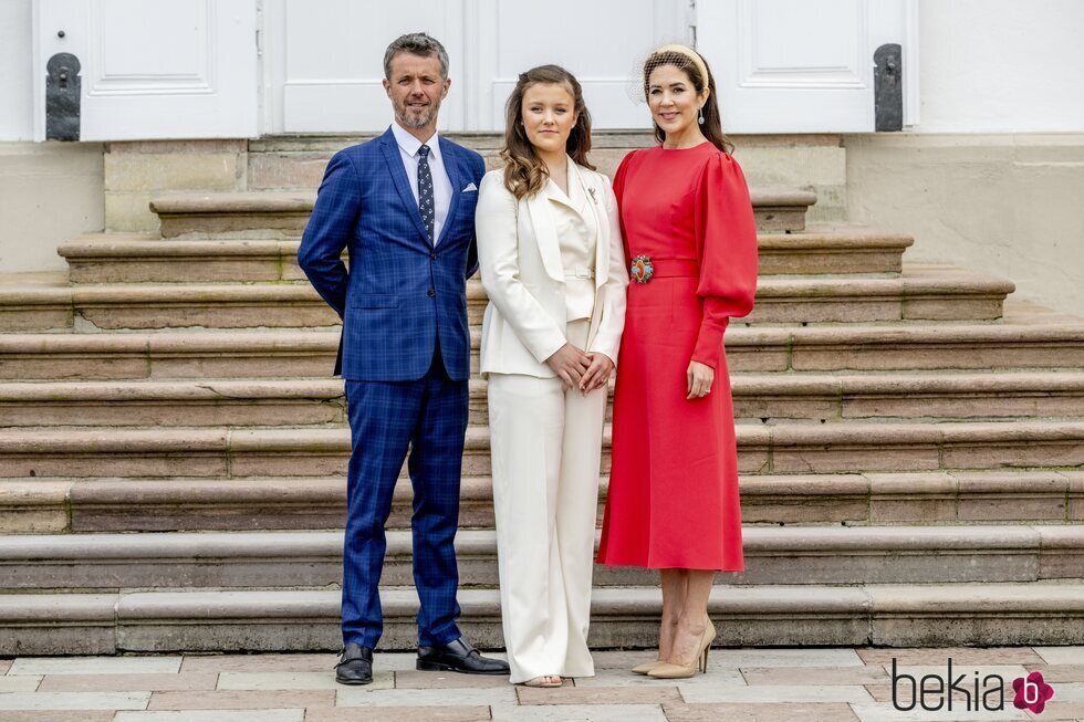 Federico y Mary de Dinamarca con su hija Isabel de Dinamarca en su Confirmación