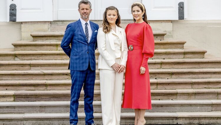 Federico y Mary de Dinamarca con su hija Isabel de Dinamarca en su Confirmación