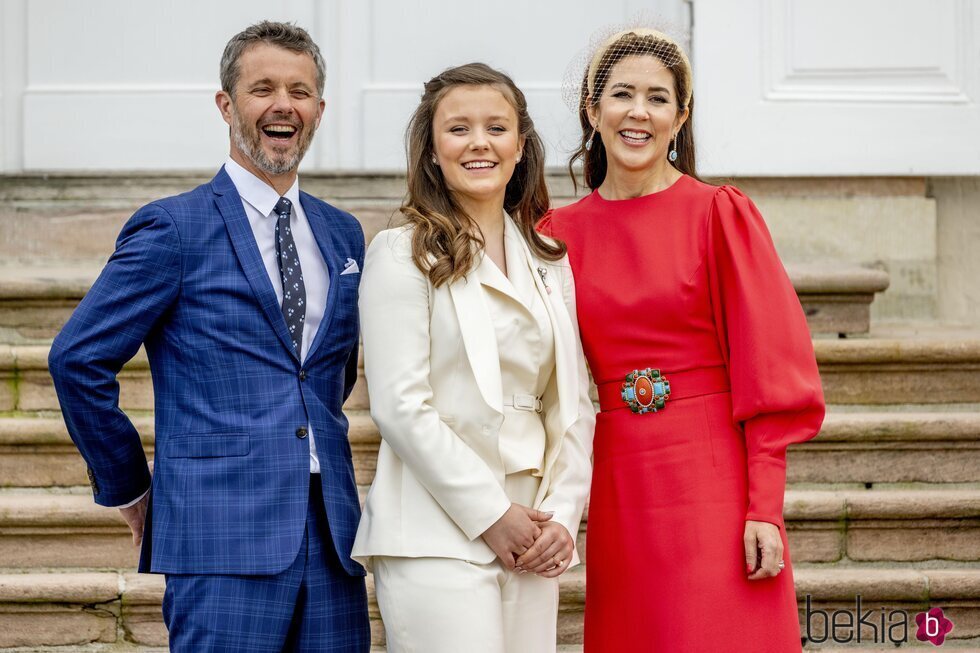 Isabel de Dinamarca con sus padres en su Confirmación