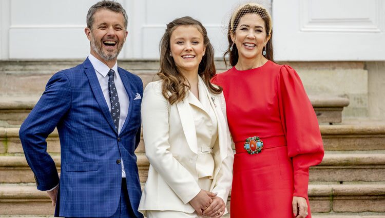 Isabel de Dinamarca con sus padres en su Confirmación