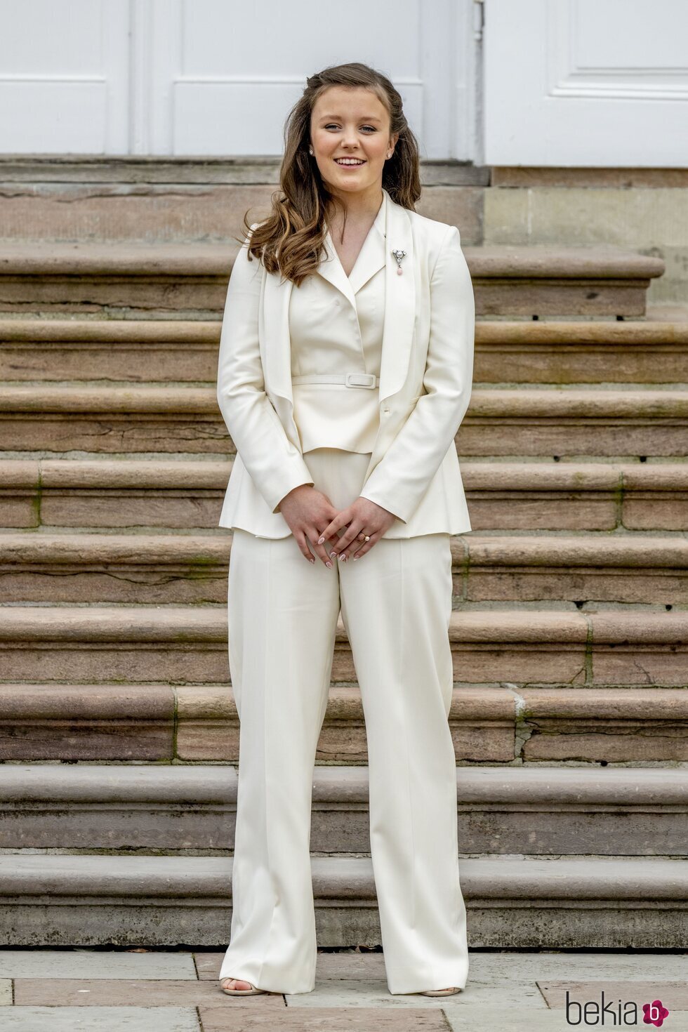 Isabel de Dinamarca, muy sonriente en su Confirmación