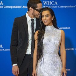 Kim Kardashian y Pete Davidson, muy cariñosos en la cena de la Asociación de Corresponsales de la Casa Blanca 2022