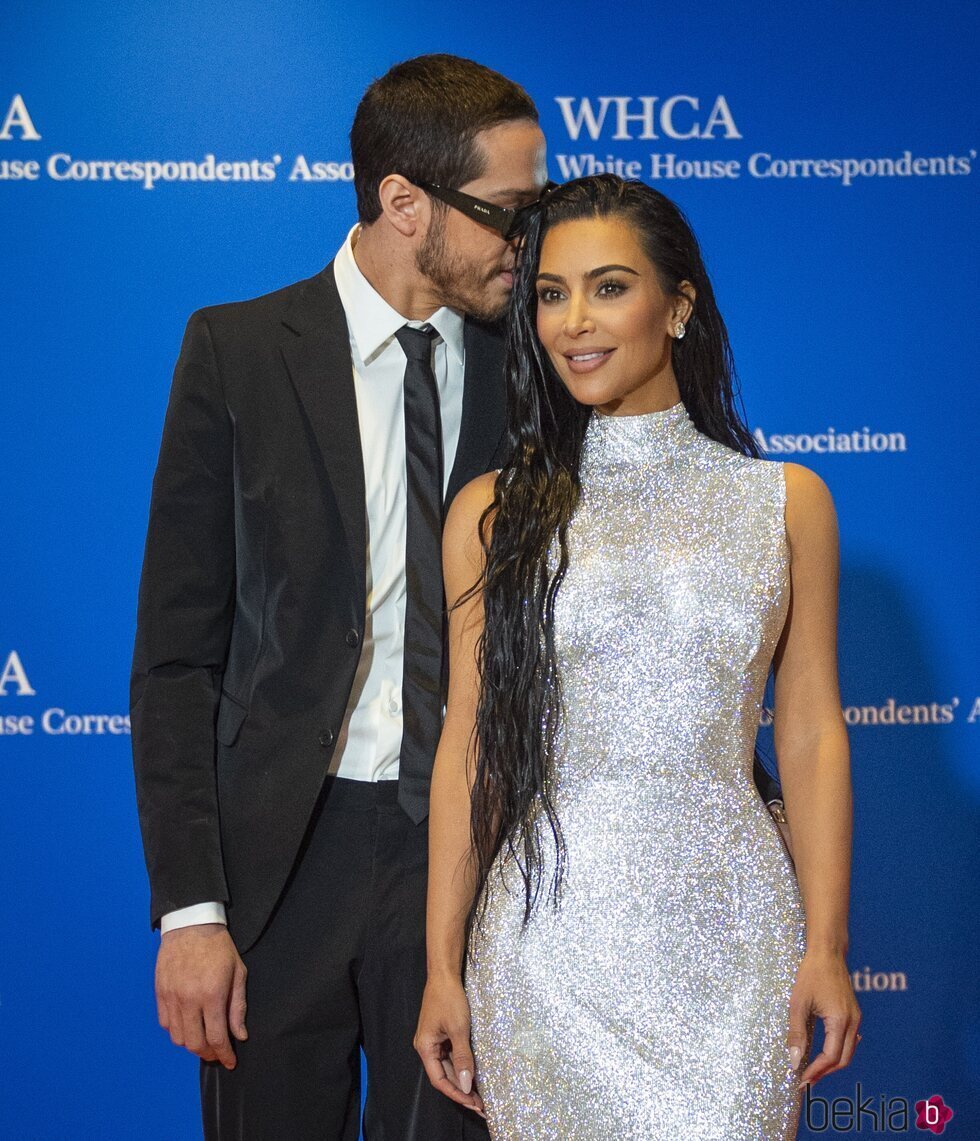 Kim Kardashian y Pete Davidson, muy cariñosos en la cena de la Asociación de Corresponsales de la Casa Blanca 2022