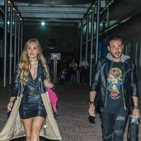 Marta Riesco y Antonio David Flores por la calle