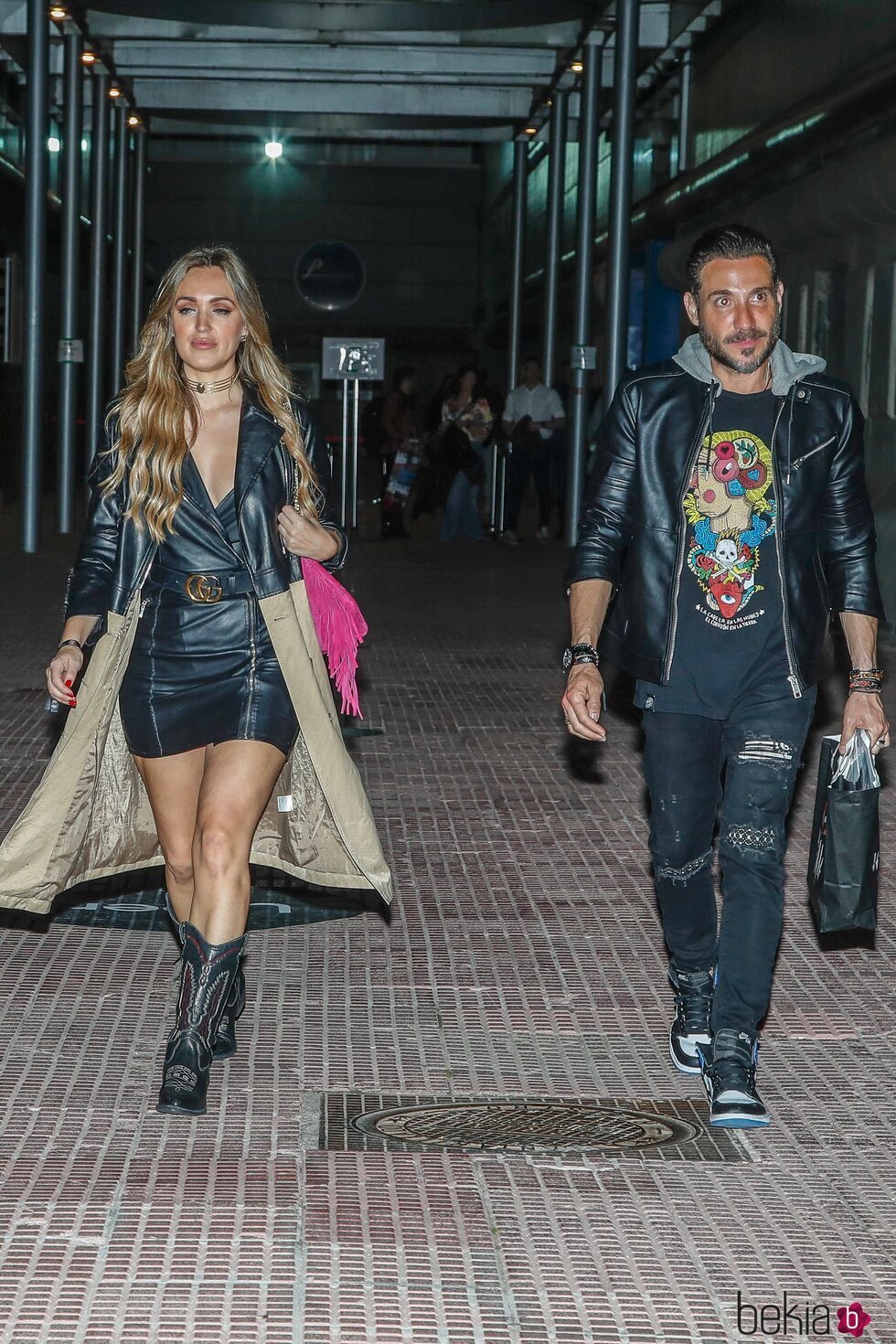 Marta Riesco y Antonio David Flores por la calle