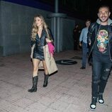 Marta Riesco y Antonio David Flores dando un paseo