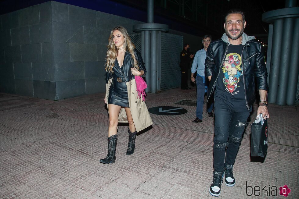 Marta Riesco y Antonio David Flores dando un paseo