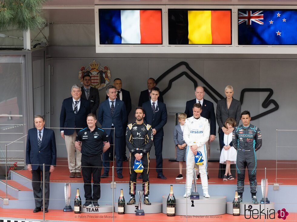 Alberto y Charlene de Mónaco con sus hijos Jacques y Gabriella y su sobrino Louis Ducruet en el campeonato en la Fórmula E en Mónaco