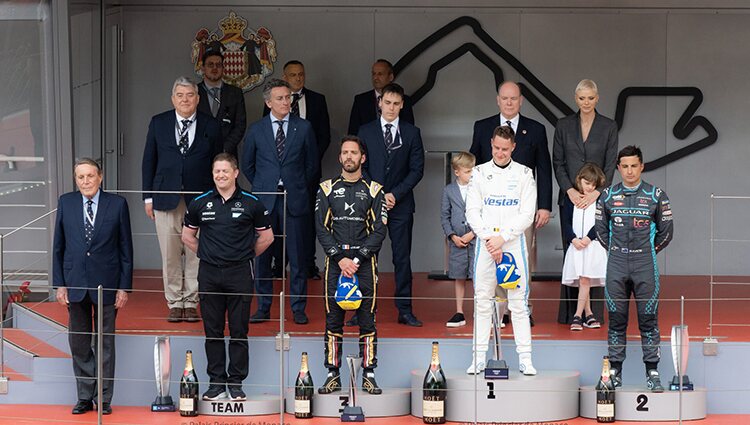 Alberto y Charlene de Mónaco con sus hijos Jacques y Gabriella y su sobrino Louis Ducruet en el campeonato en la Fórmula E en Mónaco