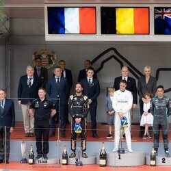 Alberto y Charlene de Mónaco con sus hijos Jacques y Gabriella y su sobrino Louis Ducruet en el campeonato en la Fórmula E en Mónaco