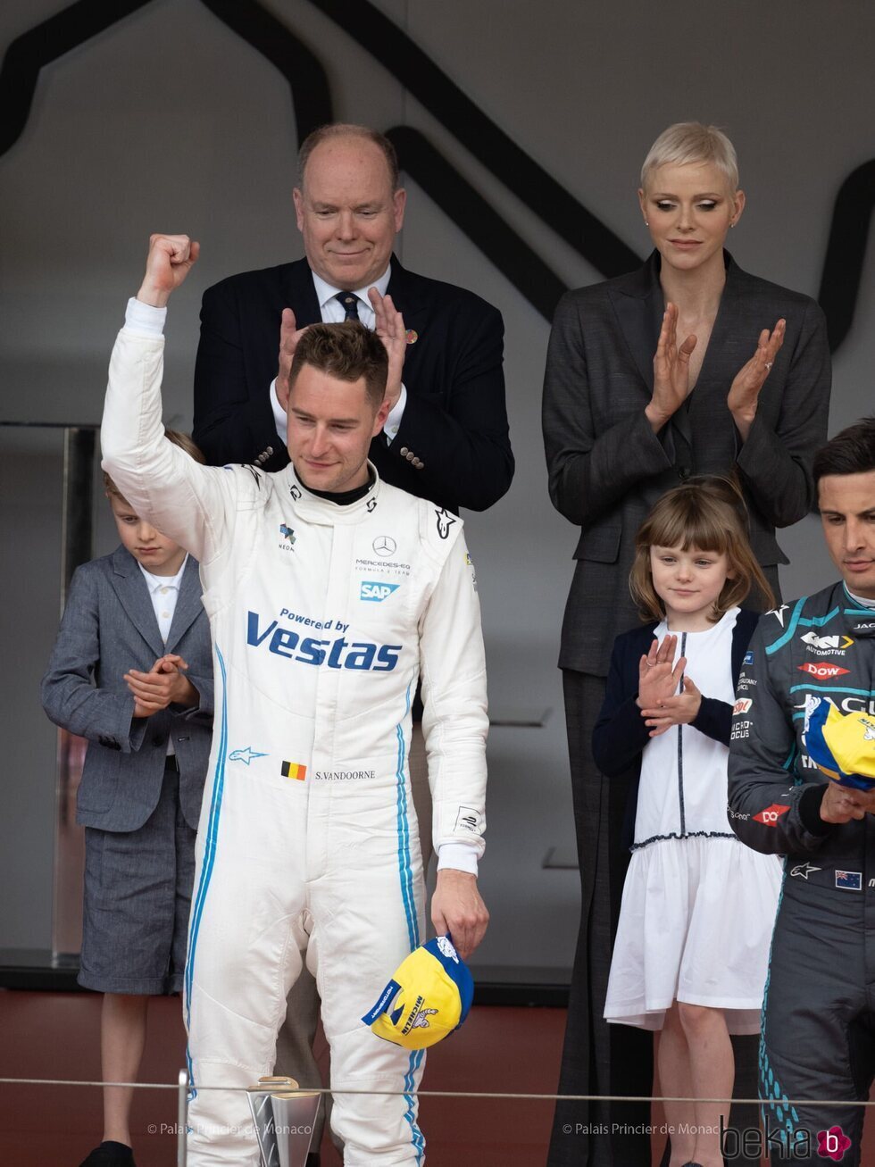 Alberto y Charlene de Mónaco y sus hijos Jacques y Gabriella de Mónaco en el campeonato en la Fórmula E en Mónaco