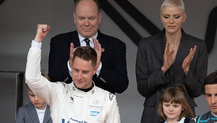 Alberto y Charlene de Mónaco y sus hijos Jacques y Gabriella de Mónaco en el campeonato en la Fórmula E en Mónaco