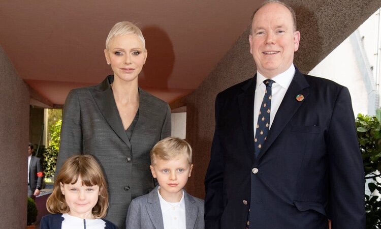 Alberto y Charlene de Mónaco y sus hijos Jacques y Gabriella de Mónaco en la reaparición de la Princesa Charlene