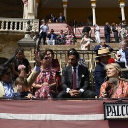 Fran Rivera y Lourdes Montes con sus hijos, Manuel Vega y Eugenia Martínez de Irujo y Narcís Rebollo en la Exhibición de Enganches de la Feria de Abril 202