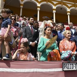 Tana Rivera con sus padres, sus hermanos, su novio, Lourdes Montes y Narcís Rebollo en la Exhibición de Enganches de la Feria de Abril 2022