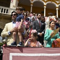 Tana Rivera con sus padres, sus hermanos, su novio, Lourdes Montes y Narcís Rebollo en la Exhibición de Enganches de la Feria de Abril 2022