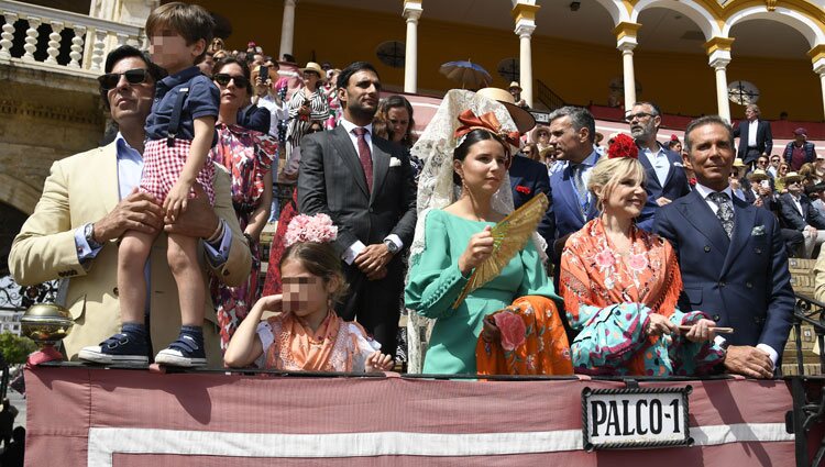 Tana Rivera con sus padres, sus hermanos, su novio, Lourdes Montes y Narcís Rebollo en la Exhibición de Enganches de la Feria de Abril 2022