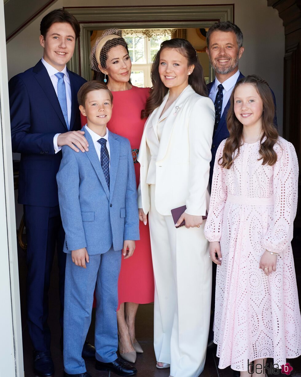 Foto oficial de Isabel de Dinamarca con sus padres y hermanos en su Confirmación