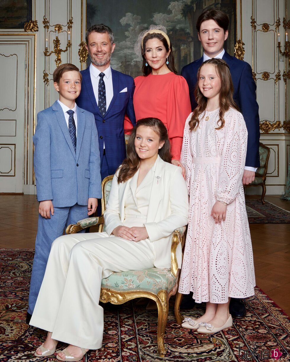 Federico y Mary de Dinamarca y sus hijos Christian, Isabel, Vicente y Josefina en una foto oficial de la Confirmación de Isabel de Dinamarca